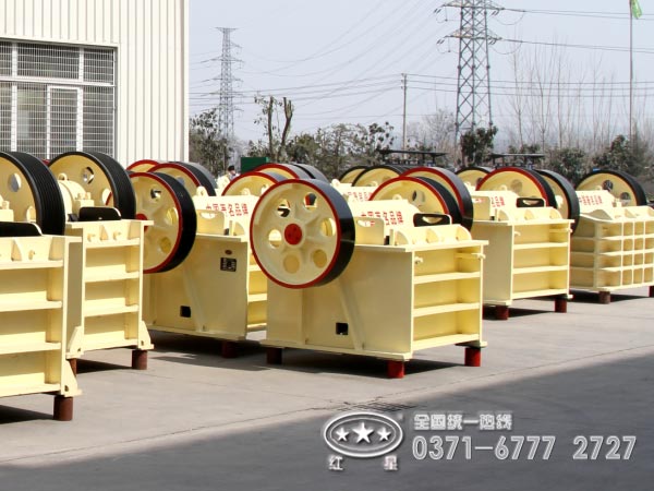 河南紅星顎式破碎機(jī)廠(chǎng)家車(chē)間一角