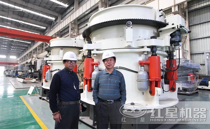 客戶(hù)來(lái)廠(chǎng)考察全液壓圓錐破碎機(jī)