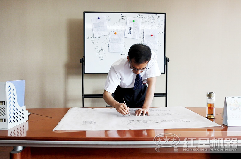 紅星技術(shù)經(jīng)理在認(rèn)真為用戶設(shè)計(jì)時產(chǎn)一二百噸石子生產(chǎn)方案