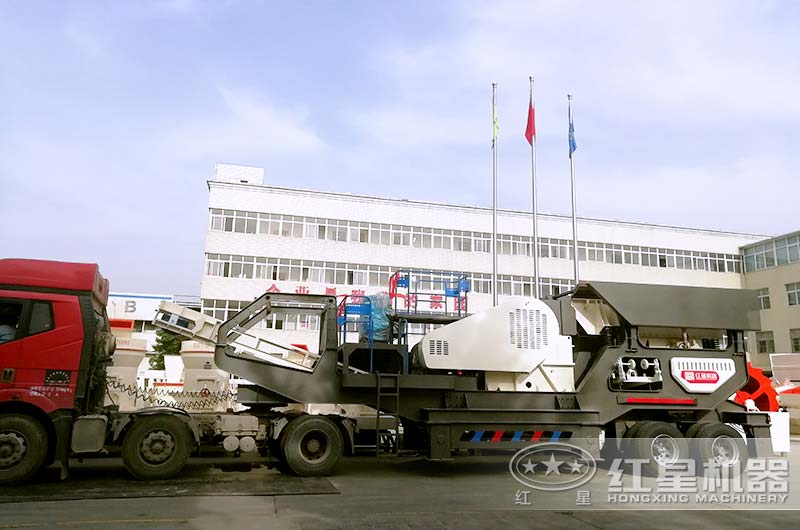 移動(dòng)碎石機(jī)掛上車(chē)頭